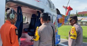 Pastikan Pelaksanaan OMB Kapuas 2023-2024 Berjalan Lancar, PJU Polda Kalbar Melakukan Monitoring Menggunakan Helikopter Ke Kabupaten Sanggau Dan Landak