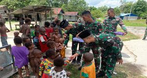 Jum’at Berkah Satgas Yonif 125/Smb Gelar Si’mbisa Berbagi Kasih Serentak di Seluruh Jajaran Pos