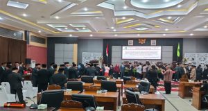 Acara Pelantikan Anggota DPRD Dari Praksi Partai Hanura Diwarnai Dengan Aksi Unjuk Rasa Penolakan Keras Desain Pagar Pemkot Singkawang Yang Dianggap Bersifat Rasis