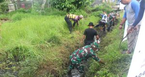 Cegah Banjir, kodim 1202/Skw Bersama Masyarakat Bersihkan Selokan