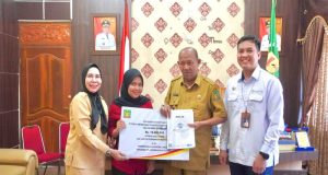 Syah Afandin Serahkan Santunan ke Ahli Waris Korban Meninggal di Objek Wisata