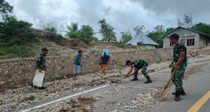 Cegah Kecelakaan, Pos Haumeniana Satgas Yonkav 6/Naga Karimata Bersihkan Jalan Poros Perbatasan