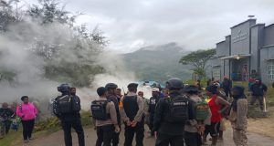 Massa Anarkis, Seorang Personel Polres Tolikara Terkena Panah Saat Melakukan Pengamanan