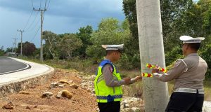 Satlantas Polres Beltim, Pasang Reflektor Dan ScotIight Di Jalur Jalan Rawan Laka Lantas