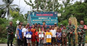 Satgas Yonif 122/ Tombak Sakti menyelenggarakan Lomba Menghias Pohon Natal