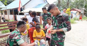 Satgas Yonif 122/ Tombak Sakti Melaksanakan Kegiatan Pengobatan Gratis Di Kampung Mosso