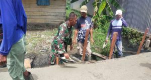 Implementasikan Delapan Wajib TNI, Babinsa Koramil Nabire Laksanakan Karya Bakti Bersama Warga