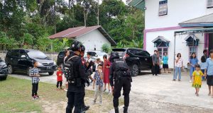 Pastikan Hari Natal Berjalan Lancar Personel Satbrimob Polda Kalbar Amankan Sejumlah Gereja