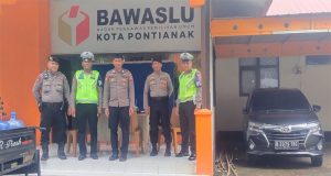 Satgas Kamseltibcar Lantas OMB Kapuas Polda Kalbar Tetap Konsisten Laksanakan Tugas Pokok Dan Fungsinya Meski di Hari Libur Natal