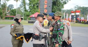 Kapolri Beri Penghargaan Pin Emas Kepada Prajurit TNI dan Anggota Polri yang tergabung dalam Satgas Operasi Damai Cartenz 2023