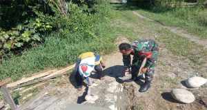 Babinsa Koramil 1405-01/Nabire Melaksanakan Karya Bakti Pembuatan Jembatan Warga Binaan