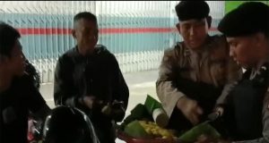 Berbagi Kebaikan di Malam Tahun Baru, Polres Sekadau Bagikan Makanan kepada Warga