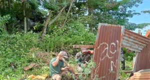 Tanggap Cepat Seorang Babinsa, Babinsa Koramil Nabire Bantu Warganya Dalam Perbaikan Pagar
