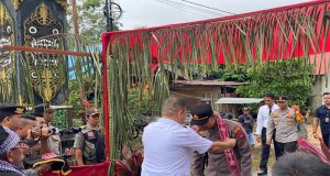 Polres Melawi Gelar Tradisi Penerimaan Anggota Baru sebagai Warga Kabupaten Melawi