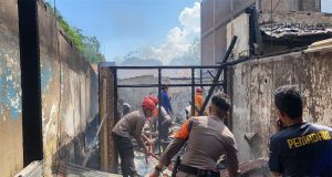 Tim SAR Ditsamapta Polda Sulteng Bantu Warga Padamkan Kebakaran