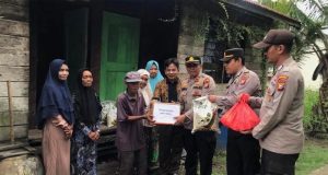Polsek Gaung Anak Serka Berikan Bantuan Sembako dan Himbauan Pemilu Damai 2024 di Kelurahan Tanjung Harapan