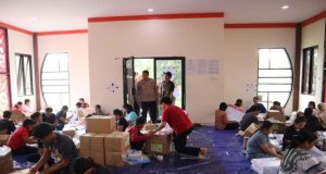 Kapolres Landak Pantau Penyortiran dan Lipat Surat Suara Pemilu 2024 di KPU