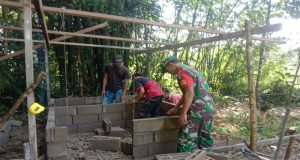 Bangun Keakraban, Babinsa Koramil 1209-07/Jagoi Babang Bantu Buat WC umum Warga Binaan