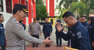 Aslog Kapolri Berikan Penghargaan Personil Bidhumas Polda Kepri