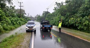Antisipasi Musibah di Jalan Raya, Personel Polres Bintan Turun ke Jalan Pantau Gangguan Lalulintas Saat Hujan