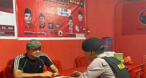 Anggota Samapta Polsek Tanah Merah Giat Cipta Cooling System Melaksanakan Sambang dan Patroli ke Kantor PAC Parpol Kecamatan Tanah Merah dalam Rangka Pemilu Damai 2024