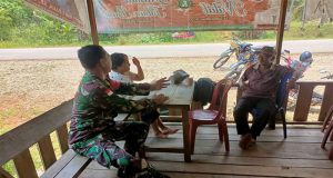 Komsos Dengan Warga, Babinsa Koramil juga Rutin Pantau Wilayah Binaan
