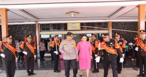 Polres Nabire gelar Tradisi pedang pora mewarnai welcome and farewell parade pisah sambut Kapolres Nabire, Senin pagi