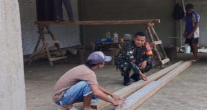 Sinergi TNI Bersama Rakyat, Babinsa Bantu Bangun Rumah Warga