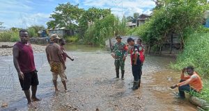Melalui Komsos, Babinsa Koramil Siriwo Ajak Warga Antisipasi Dampak Banjir dan Cegah Kerugian