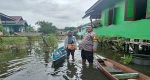 Polsek Sekadau Hilir Cek Debit Air di Desa Tanjung, Warga Diimbau Waspada