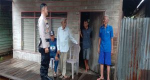 Kapolsek Tembilahan Hulu, AKP. Ricki Marzuki, SH, Tinjau Langsung Masyarakat yang Terdampak Banjir Rob Sungai Indragiri