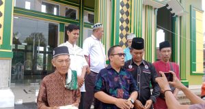 Jum’at Berkah, DPD IWO-Indonesia Pringsewu Bagikan Paket Makanan Di Masjid Roudlotul Jannah