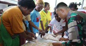 Setelah Mendapat Sosialisasi Dari Satgas Yonif 122/TS Masyarakat di Perbatasan Mengolah Kedelai Menjadi Tempe
