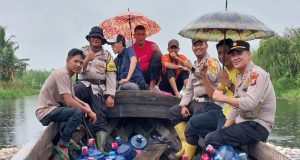 Kapolsek Tembilahan Hulu dan Timnya Salurkan Bantuan Air Bersih untuk Warga Desa Sialang Panjang yang Terdampak Banjir