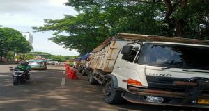 Puluhan Mobil Dump Truck Bermuatan Tanah di Amankan