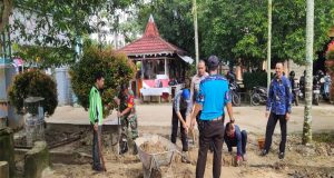 Dengan Penuh Semangat Gotong Royong, Babinsa 1202-03/SKH Melaksanakan Kegiatan Kerja Bakti Dalam Rangka Penilaian Adipura
