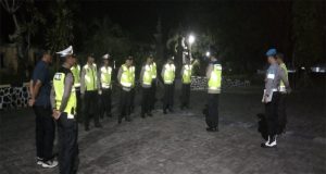 Kapolsek Melaya Pimpin Gelar Apel Siaga Malam Minggu untuk Antisipasi Kejahatan Jalanan dan Balap Liar