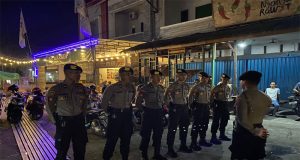 Satgas OMB Kapuas Polda Kalbar Bersama Panitia dan Masyarakat Laksanakan Pengamanan Nobar Debat Cawapres di Kota Pontianak dan Kubu Raya