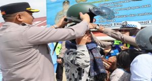 Bagikan Helm, Kapolres Humbahas Bersama Satuan Lalu Lintas Berikan Teguran Secara Humanis