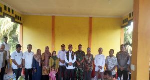 Bupati Kabupaten Indragiri Hilir Tunjukkan Kepedulian dengan Kunjungan Kerja dan Penyerahan Bantuan untuk Korban Banjir di Desa Wonosari