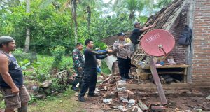 Bhabinkamtibmas dan Babinsa Ajak Warga Perbaiki Rumah Warga Yang Roboh