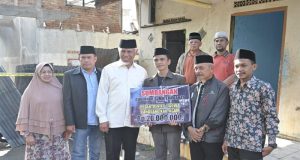 Pasca Kebakaran PPTI At-Taqwa Canduang, Gubernur Mahyeldi Turun Salurkan Bantuan