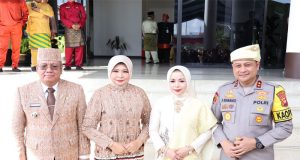 Kapolda Kalbar Beserta Ketua Bhayangkari Daerah Kalbar Menghadiri Upacara Bendera Peringatan HUT Ke-67 Pemerintah Provinsi Kalbar