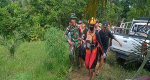 Bertaruh Nyawa Babinsa Koramil 1209-05/Smltn Serda Tribudi Selamatkan Warga yang Tenggelam