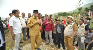 Gubernur Mahyeldi Tinjau Lokasi Pembangunan Jembatan di Koto Baru Aie Dingin