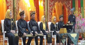 Pejabat Kabupaten Inhil Berkumpul dalam Upacara Tepung Tawar: Malam Penuh Kehangatan dan Budaya di Gedung Engku Klana