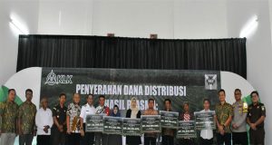 PT KLK Serahkan Dana Distribusi Sawit Rp.27 Milyar