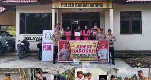 Kapolsek Sungai Batang Pimpin Kegiatan Jumat Barokah: Bantuan Sembako untuk Warga Kurang Mampu dan Pesan Damai Pemilu