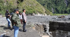 Kapolres Puncak Jaya dan PJ. Bupati Tinjau Dampak Banjir Bandang