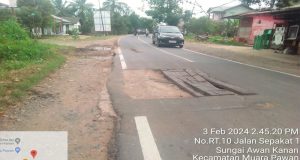 Masyarakat Ketapang Mengeluhkan Tentang Lobang Jalan di Kampung Banjar, Kecamatan Benua Kayong, Kabupaten Ketapang Kalimantan Barat